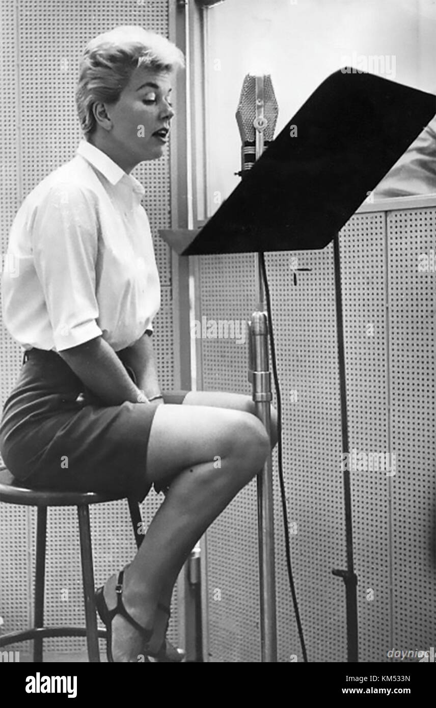 Doris DAY chanteuse et actrice américaine dans un studio d'enregistrement vers 1955 Banque D'Images
