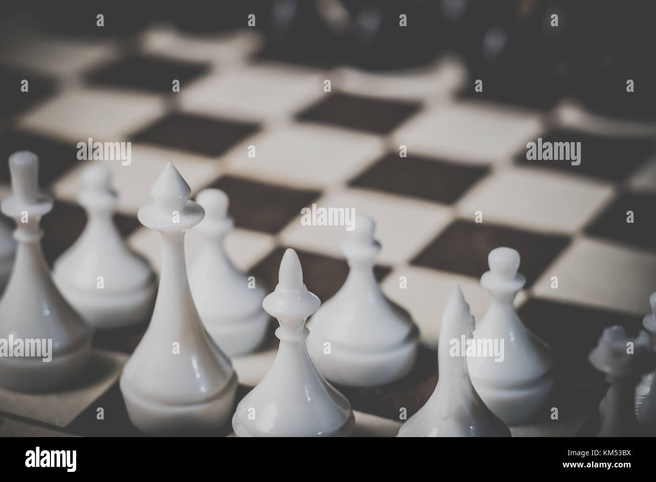 Photo d'un échiquier de chiffres dans une tonalité sombre. Jeu de logique d'échecs. Damier noir et blanc. Ancien jeu d'échecs. stratégie, white Banque D'Images