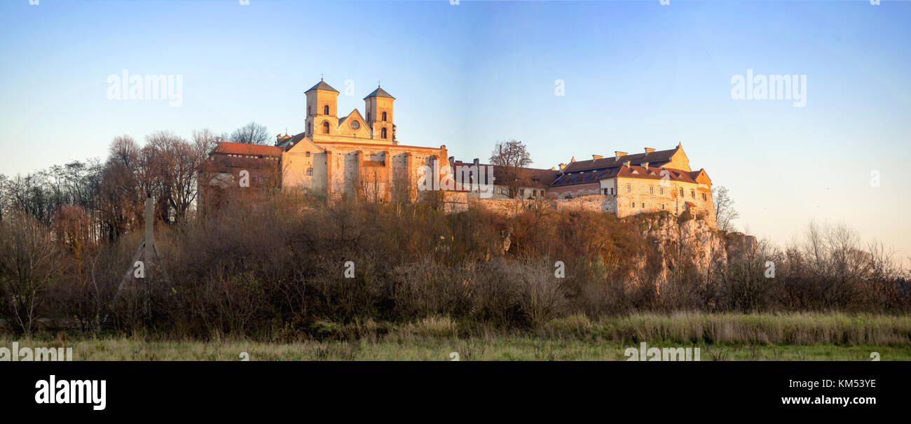 Tyniec, près de Cracovie, Pologne. abbaye bénédictine sur la falaise rocheuse à la fin de l'automne large panorama dans la lumière au coucher du soleil Banque D'Images