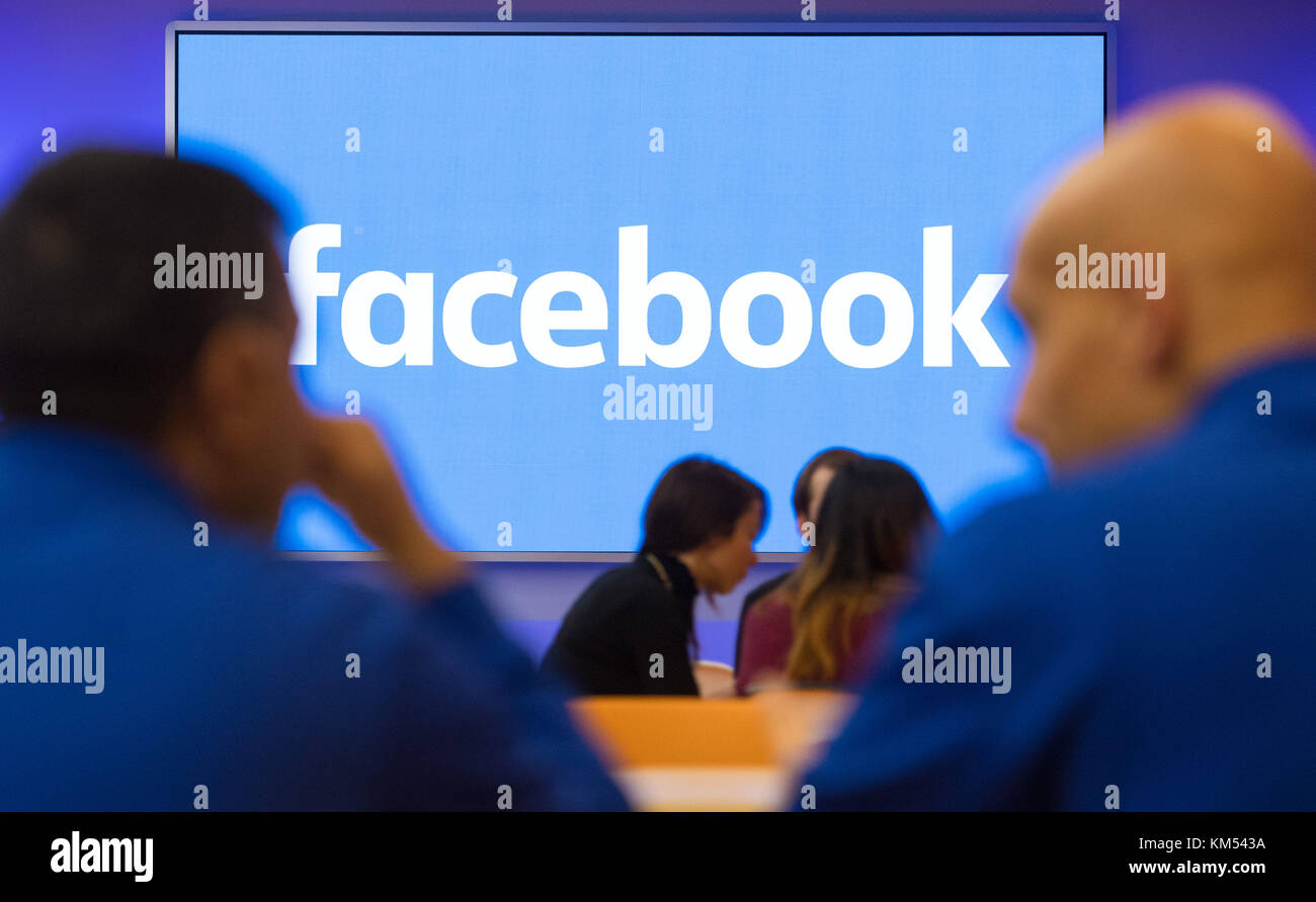 Un logo de Facebook s'affiche sur un écran à Facebook's new Frank Gehry conçu siège à Rathbone Place à Londres. Banque D'Images