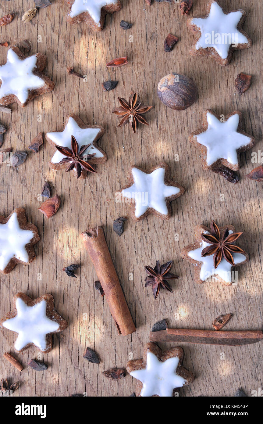 White Star shaped cookie organisés avec des épices sur une planche Banque D'Images