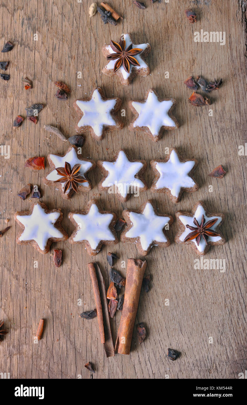 Arbre de Noël en blanc en forme d'étoile les cookies et les épices sur fond de bois Banque D'Images