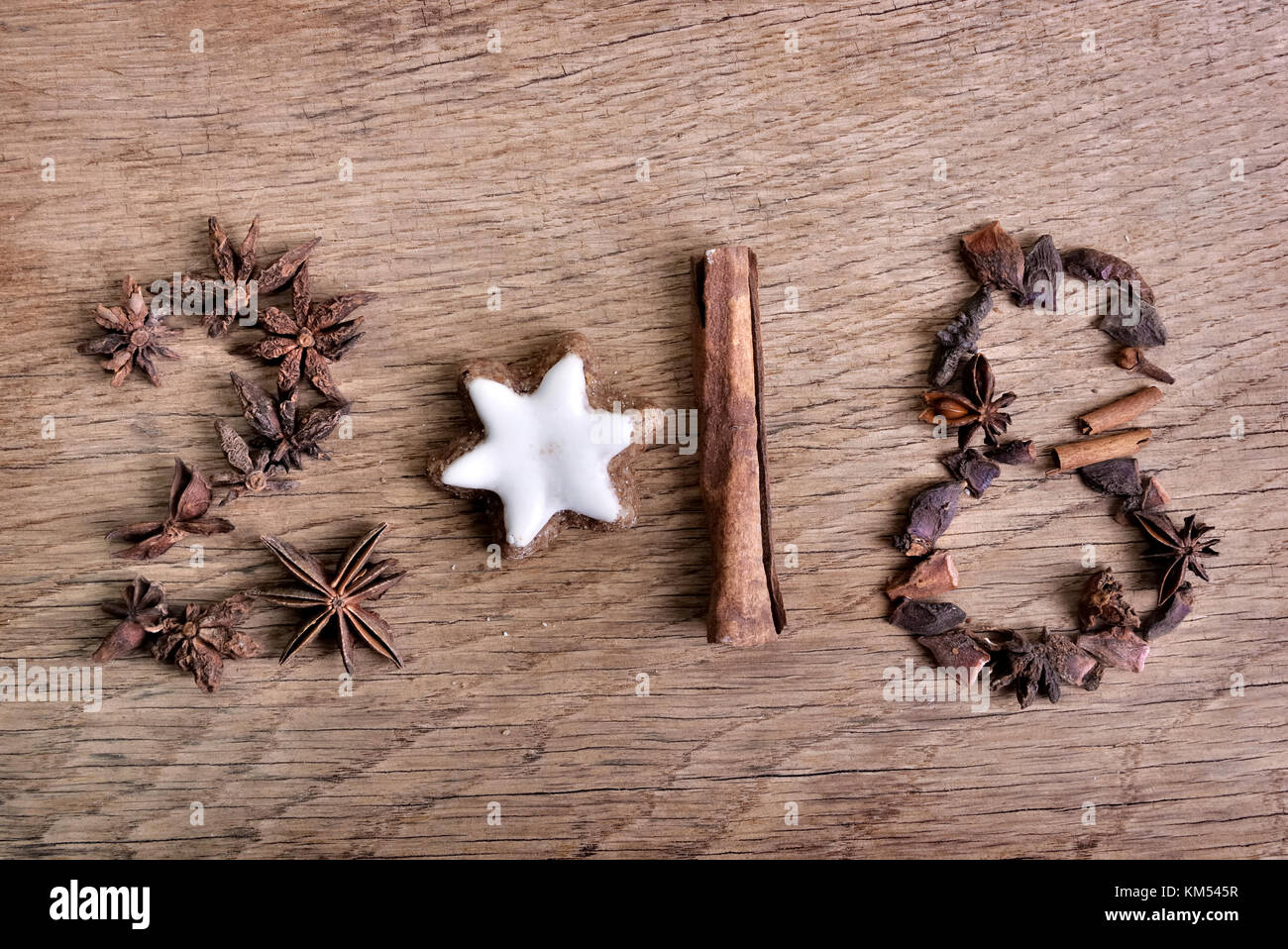 2018 écrit avec épices et star shaped cookie sur une planche Banque D'Images