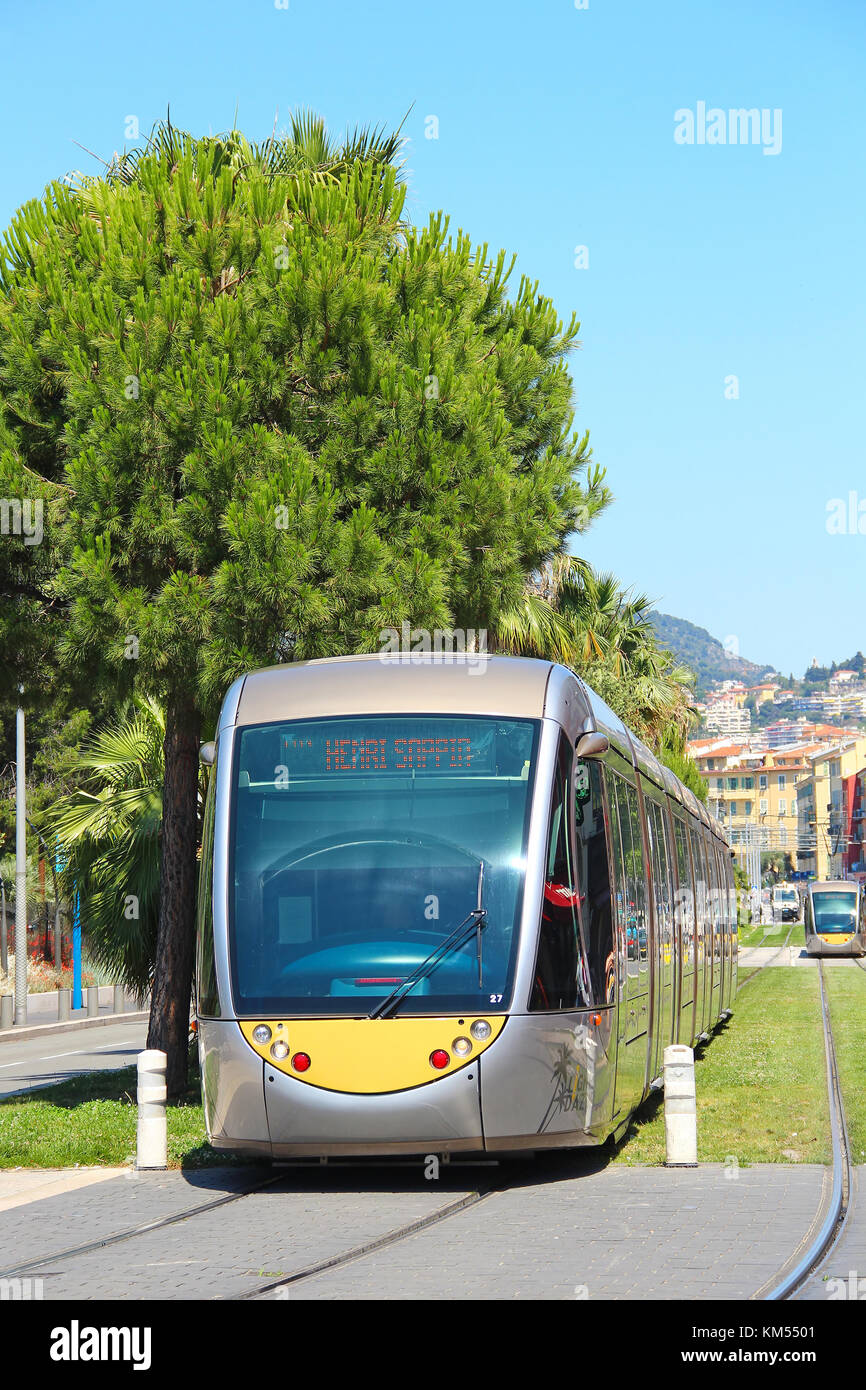 Nice, France - 22 juin 2016 : Le tramway moderne dans le centre-ville de nice Banque D'Images