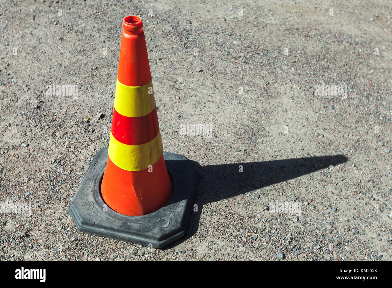 Rayé jaune et rouge route avertissement les chandelles sur sol urbain Banque D'Images