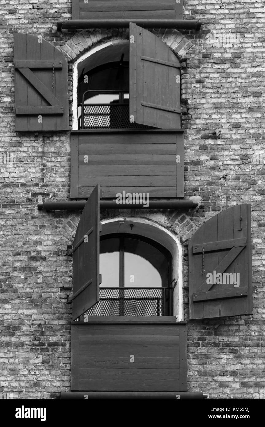 Volet ouvert Banque d'images noir et blanc - Alamy
