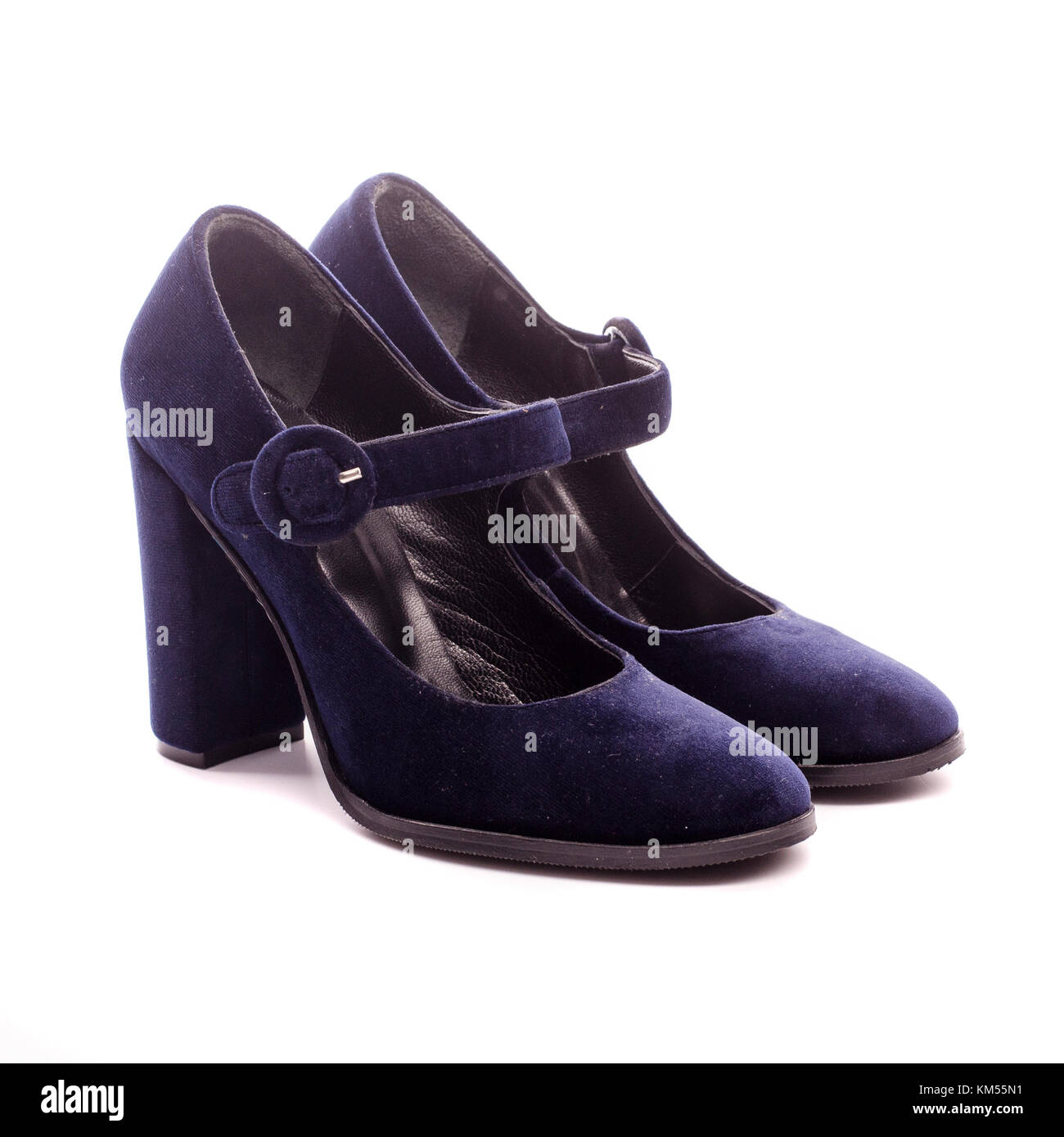 Bleu foncé chaussures pour femmes isolé sur fond blanc Banque D'Images