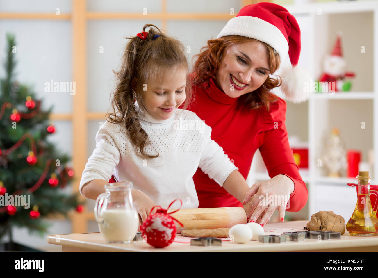 Kid adorable fille et mère baking christmas cookies Banque D'Images