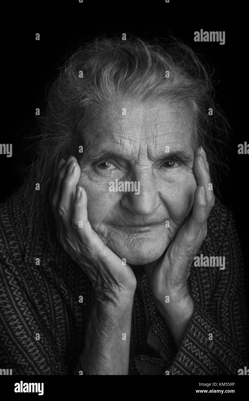 Portrait d'une vieille femme triste. Rêver le passé. Focus sélectif. Banque D'Images