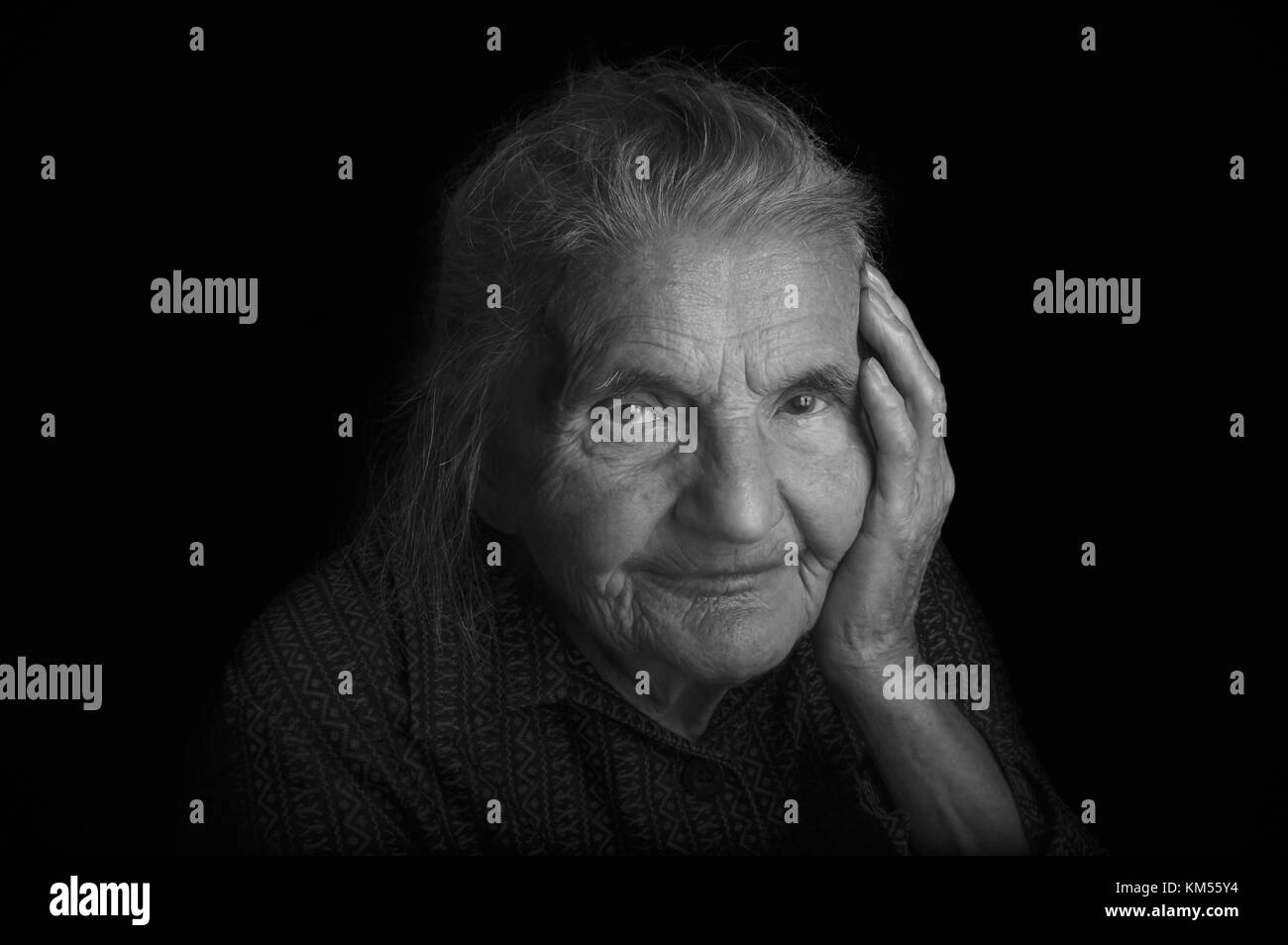 Portrait d'une vieille femme triste. Rêver le passé. Focus sélectif. Banque D'Images