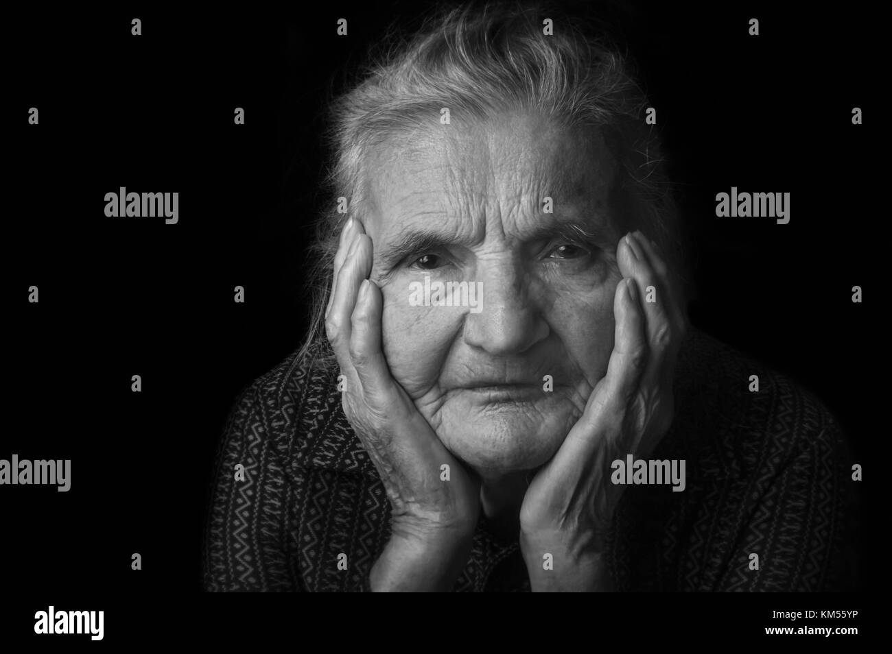 Portrait d'une vieille femme triste, nostalgique. L'évocation du passé et s'inquiéter de l'avenir. Focus sélectif. Banque D'Images