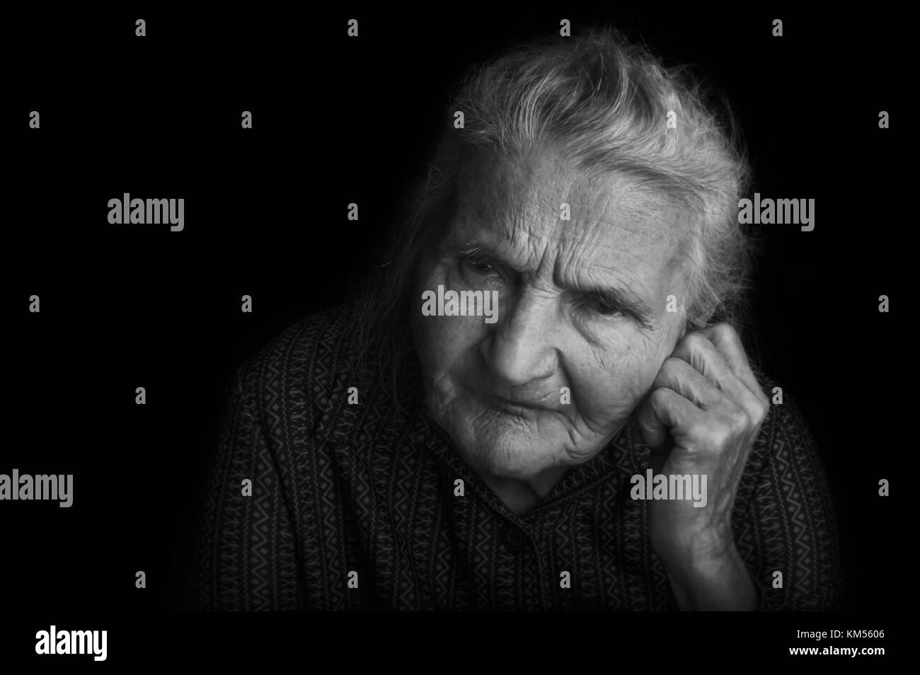 Portrait d'une vieille femme triste. Rêver le passé. Focus sélectif. Banque D'Images