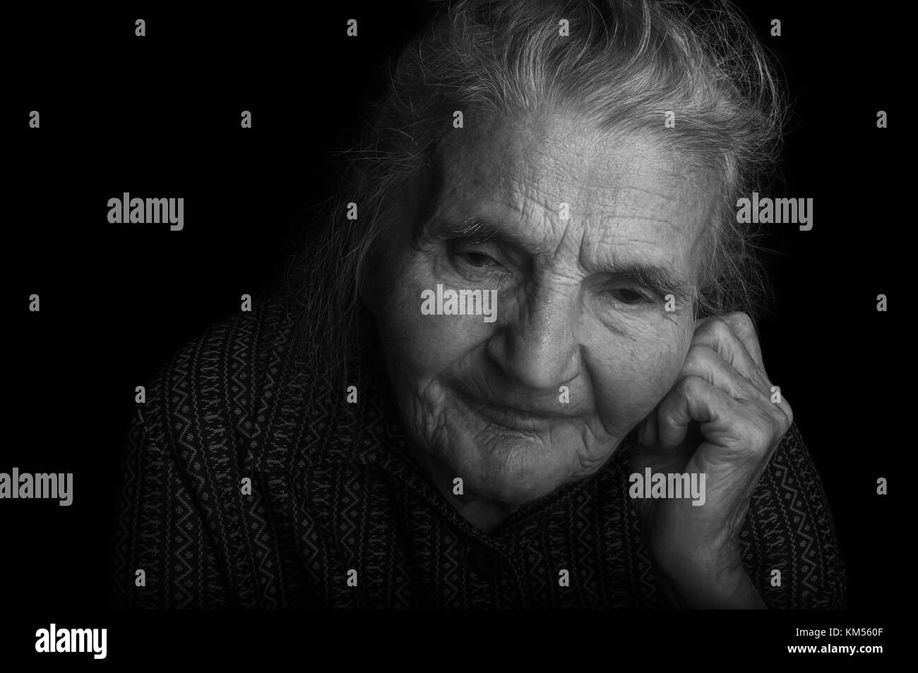 Portrait d'une vieille femme triste. Rêver le passé. Focus sélectif. Banque D'Images