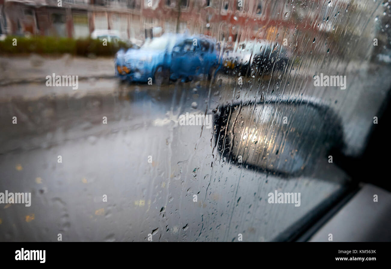 En temps de pluie gouttes sur la fenêtre d'une voiture Banque D'Images