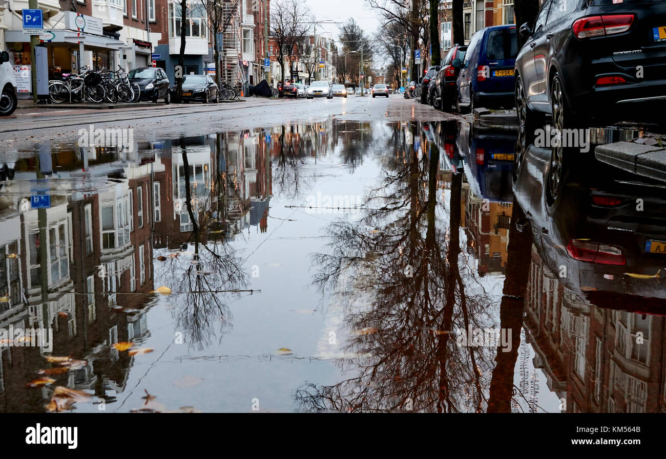 Flaques sur la rue à cause de la pluie Banque D'Images