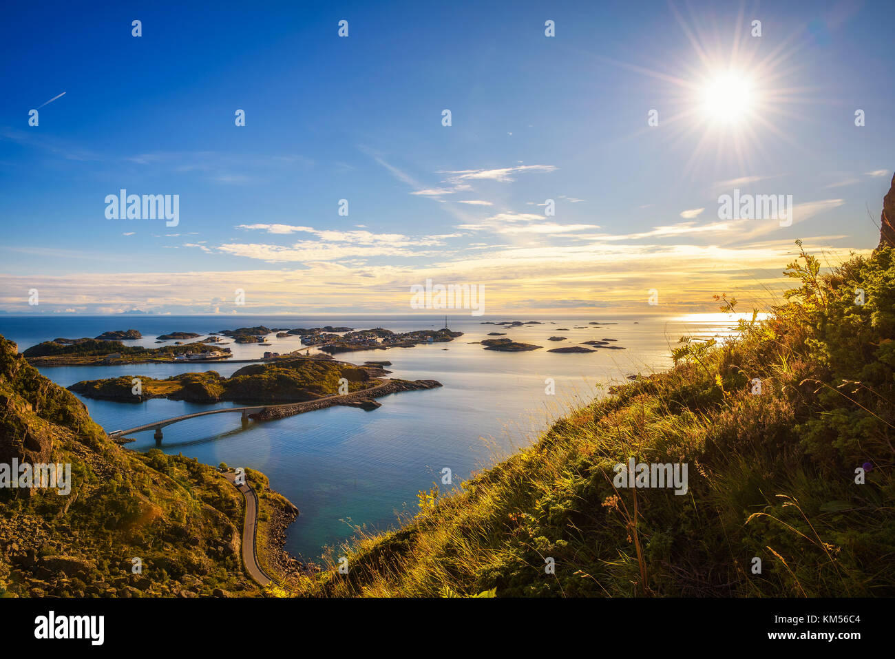 Vue depuis le mont festvagtind au-dessus du village de henningsvær, Norvège Banque D'Images