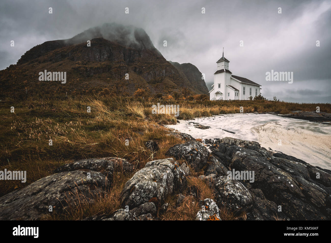 Plage de la vieille eglise Banque de photographies et d’images à haute