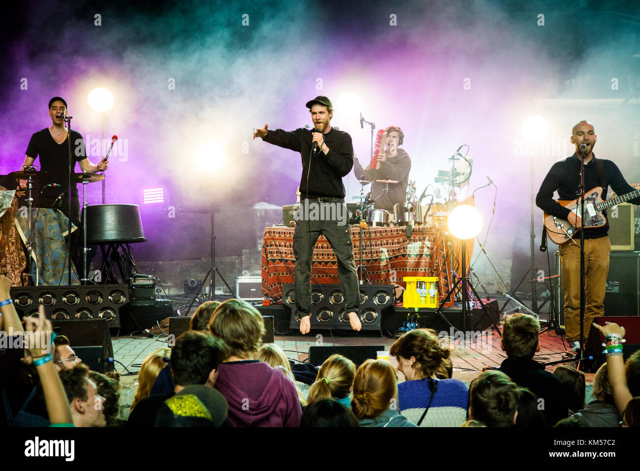 Le groupe allemand de hip-hop alternatif Käptn Peng & Die Tentakel von Delphi donne un concert au festival de musique allemand Traumzeit Festival 2015 à Duisburg. Ici, le chanteur / rappeur et acteur Robert Gwisdek est photographié en direct sur scène en tant que Käptn Peng. Allemagne, 20/06 2015. Banque D'Images