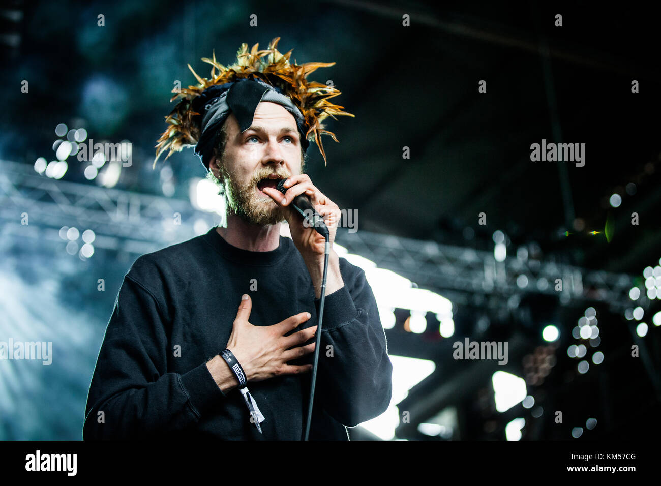 Le groupe allemand de hip-hop alternatif Käptn Peng & Die Tentakel von Delphi donne un concert au festival de musique allemand Traumzeit Festival 2015 à Duisburg. Ici, le chanteur / rappeur et acteur Robert Gwisdek est photographié en direct sur scène en tant que Käptn Peng. Allemagne, 20/06 2015. Banque D'Images