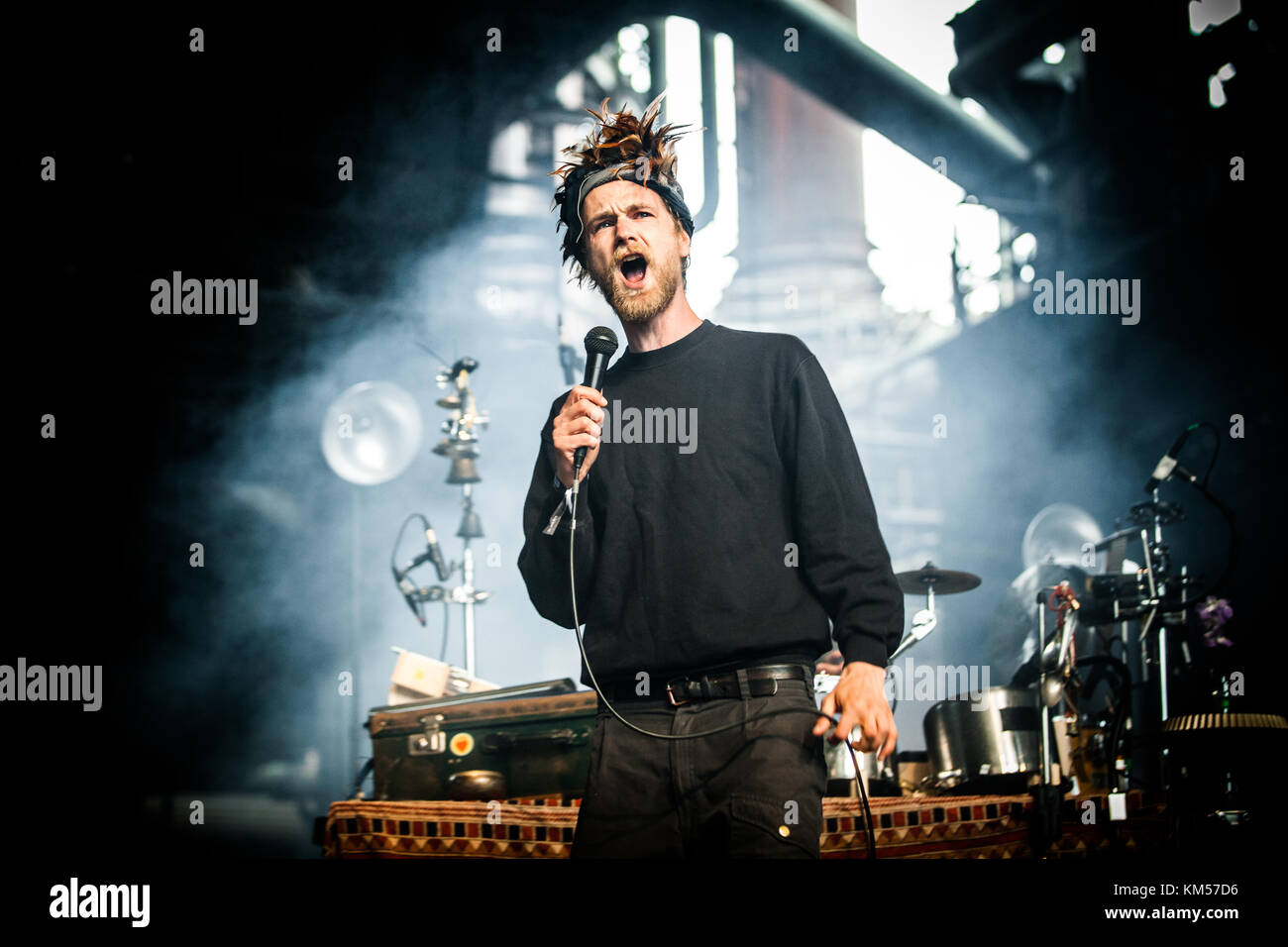 Le groupe allemand de hip-hop alternatif Käptn Peng & Die Tentakel von Delphi donne un concert au festival de musique allemand Traumzeit Festival 2015 à Duisburg. Ici, le chanteur / rappeur et acteur Robert Gwisdek est photographié en direct sur scène en tant que Käptn Peng. Allemagne, 20/06 2015. Banque D'Images