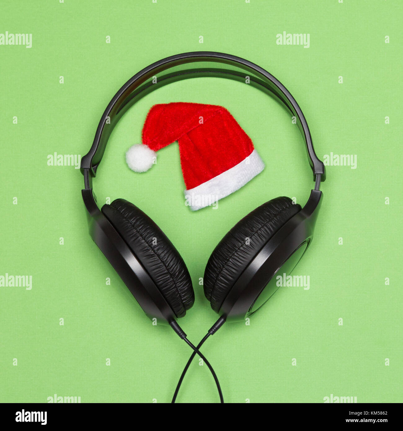 Écouteurs et Santa hat. Chansons de Noël concept minimal Banque D'Images