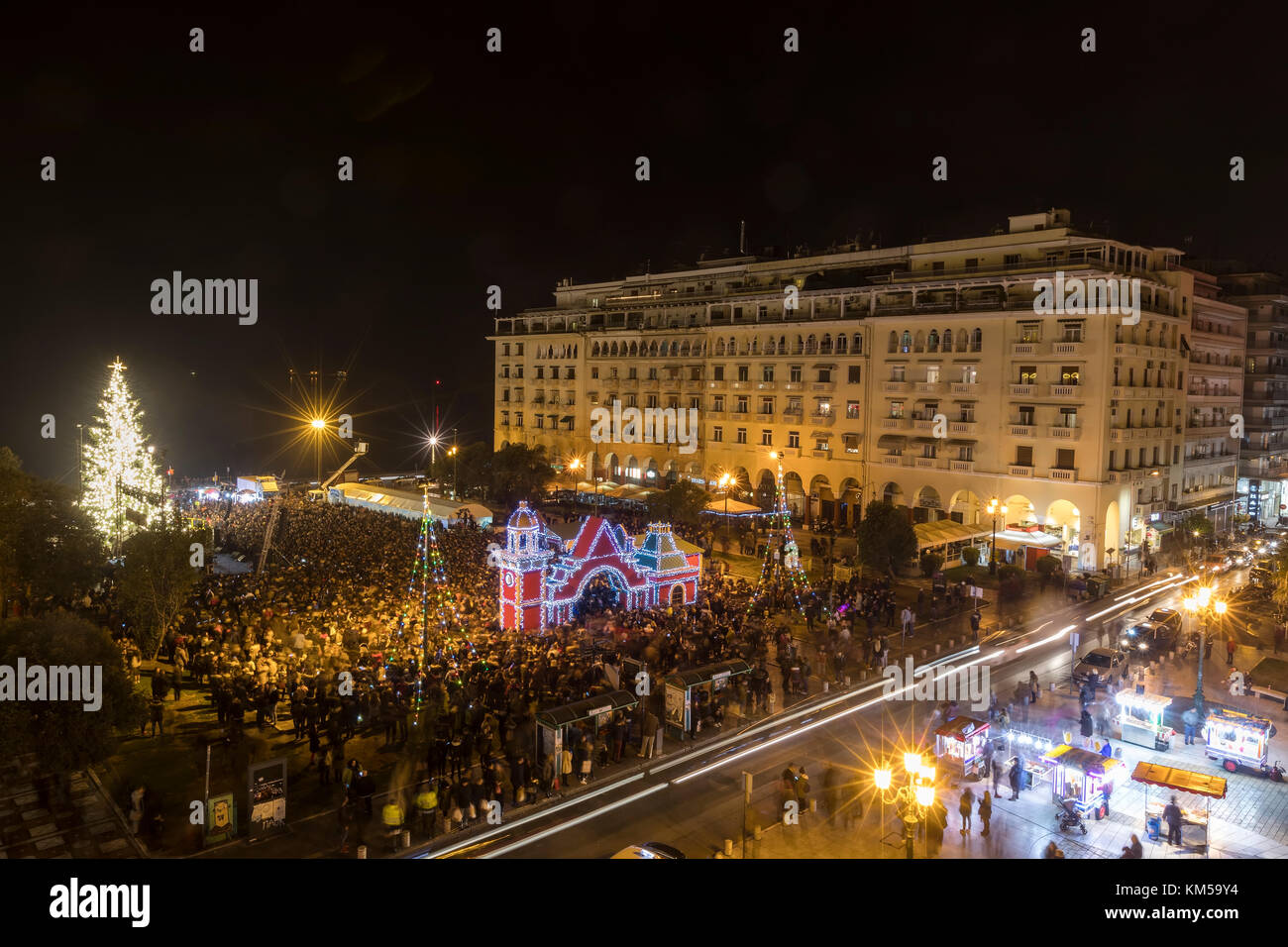 Thessalonique, Grèce - 30 novembre 2017 : foule de personnes dans la place d'Aristote de Thessalonique voit l'arbre de Noël au cours de la période de Noël. Banque D'Images