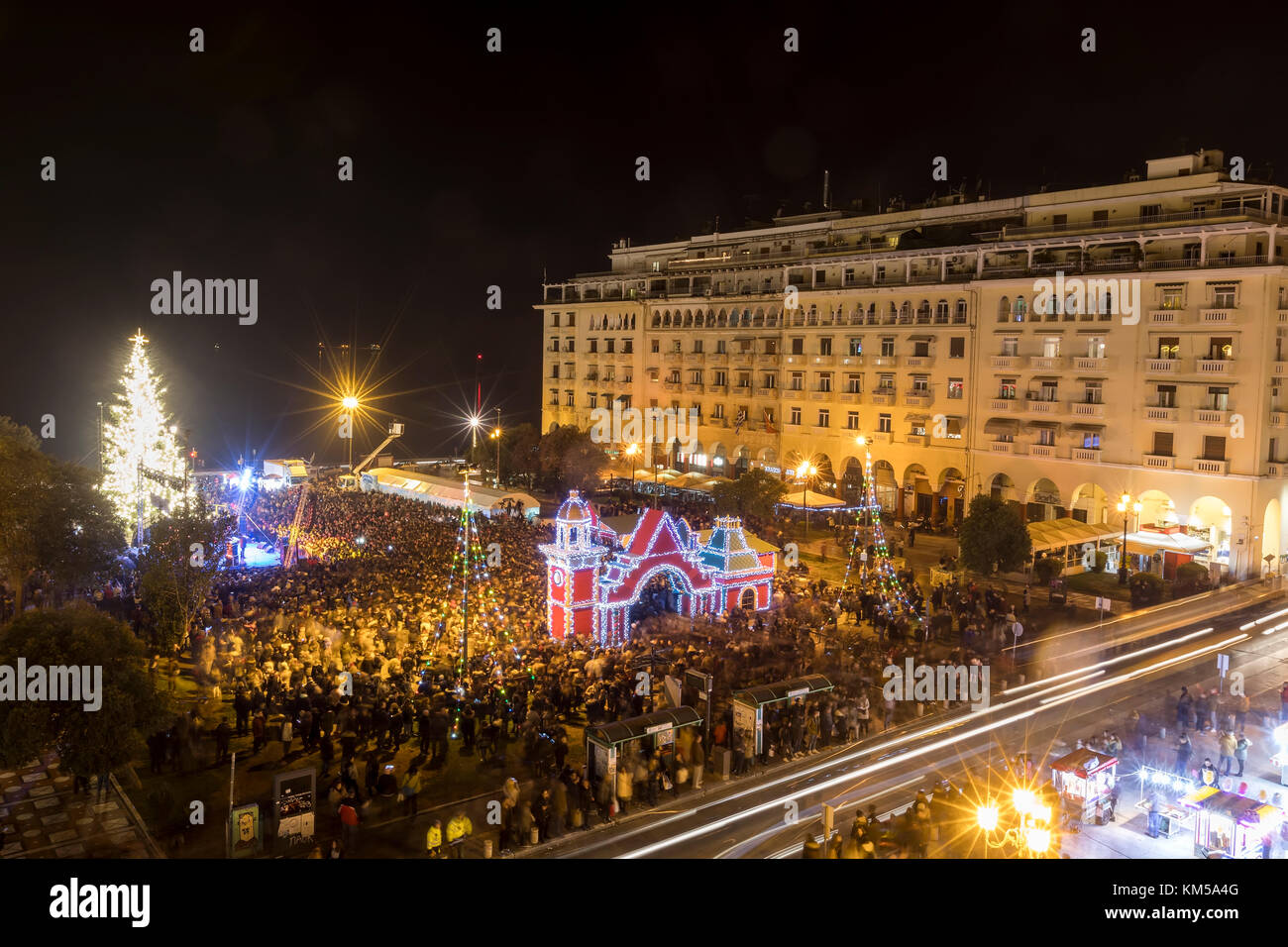 Thessalonique, Grèce - 30 novembre 2017 : foule de personnes dans la place d'Aristote de Thessalonique voit l'arbre de Noël au cours de la période de Noël. Banque D'Images