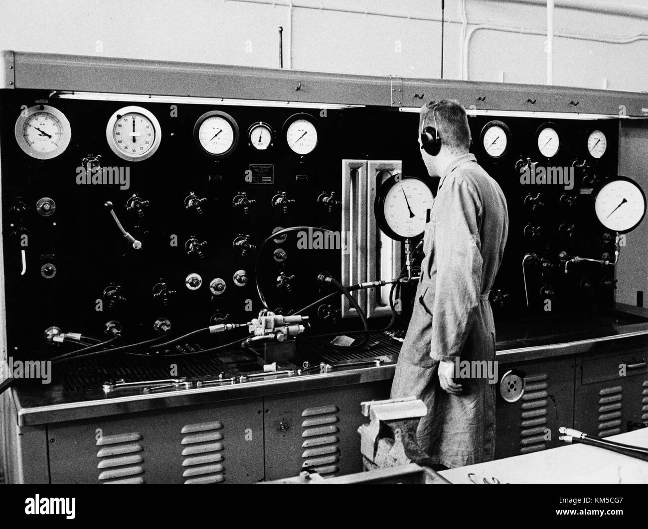 Entretien et révision à l'aéroport d'Arlanda 1967 08 23 Hydralverkstad, l'atelier hydraulique de Caravelle. Régulateur de pression testé par Kurt Andersson Banque D'Images