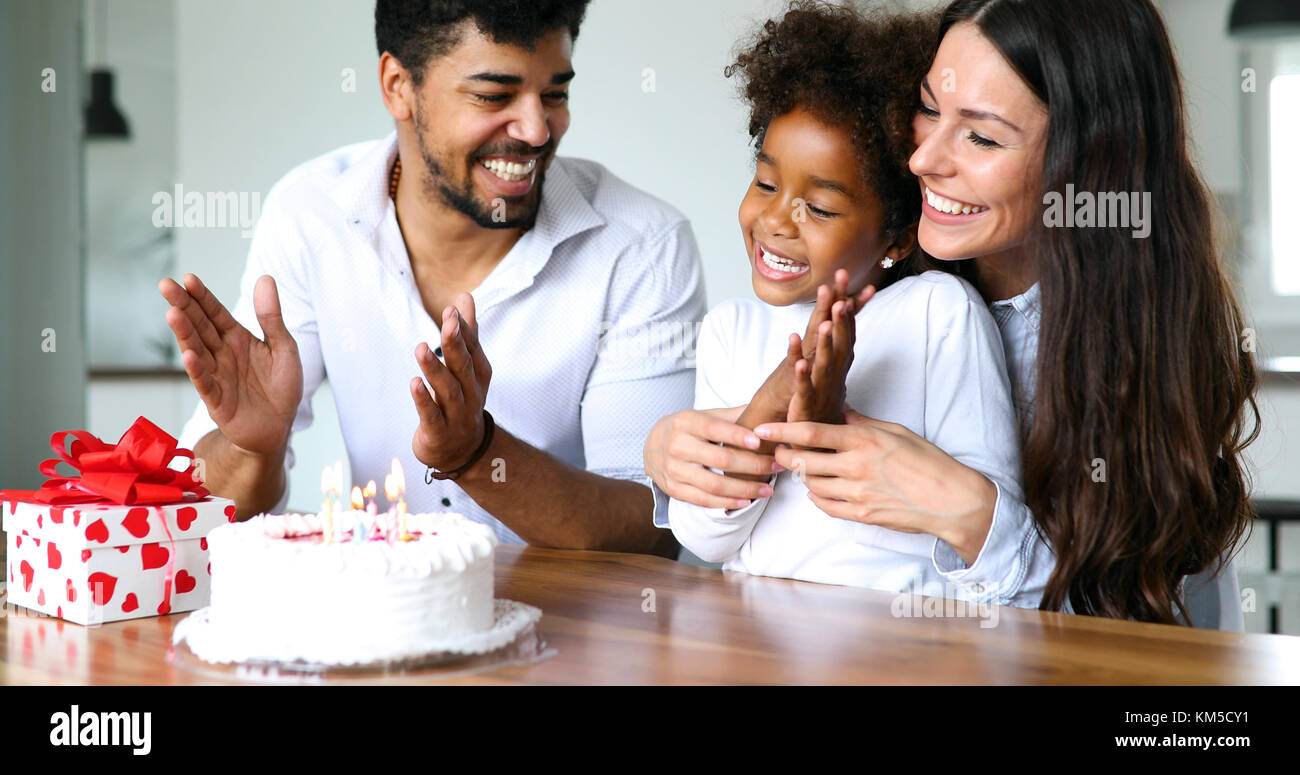 Famille heureuse de célébrer l'anniversaire de leur enfant Banque D'Images