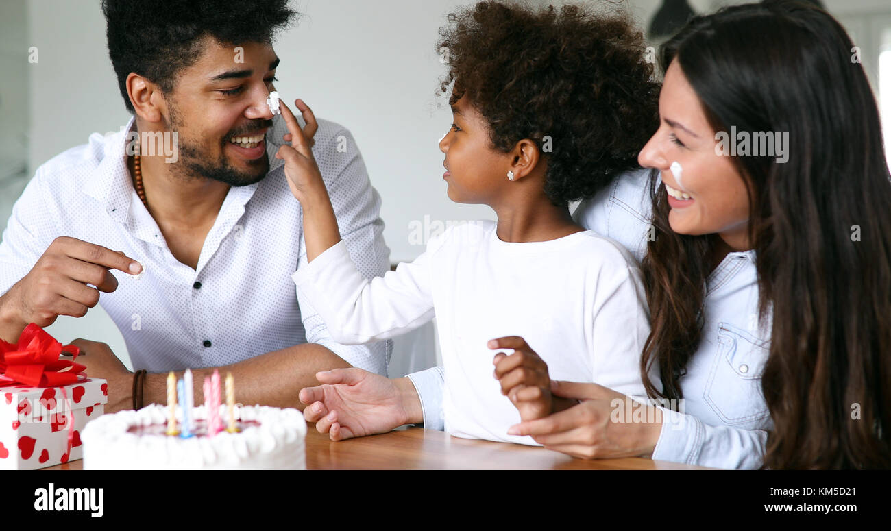 Famille heureuse de célébrer l'anniversaire de leur enfant Banque D'Images