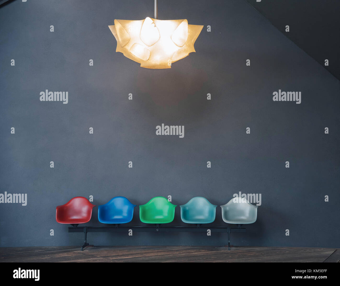 Weil am Rhein, Allemagne - le 26 novembre 2017 : chaises de couleur à l'extérieur du bâtiment vitrahaus. Vue de face. Banque D'Images