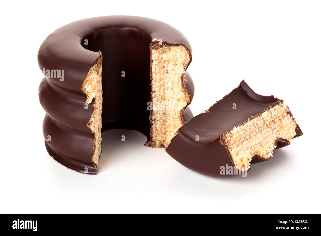 Baumkuchen, un gâteau, spécialité allemand isolé sur fond blanc Banque D'Images