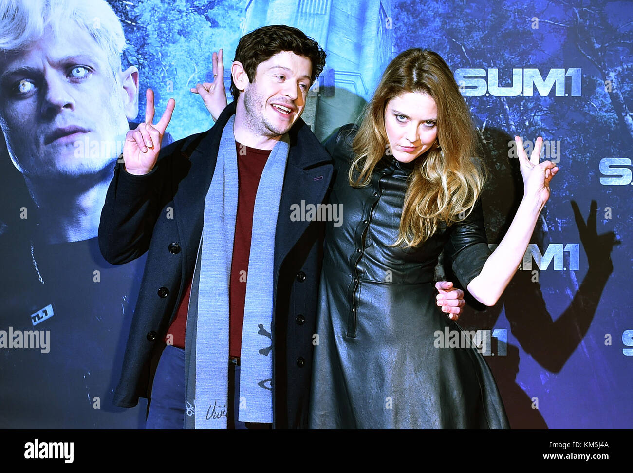 Les acteurs britanniques Iwan Rheon et Zoe Grisedale arrivent à la première du film 'S.U.M. 1' à Berlin, en Allemagne, le 4 décembre 2017. Le film sortira dans les cinémas en Allemagne le 7 décembre 2017. Photo : Britta Pedersen/dpa Banque D'Images