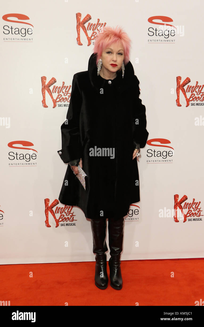 Hambourg, Allemagne. 06Th Dec, 2017. Cindy Lauper participant à la 'Kinky Boots' Premiere tenue au stade Operettenhaus, Hambourg, Allemagne, 03.12.2017. Credit : T. Marque/Alamy Live News Banque D'Images