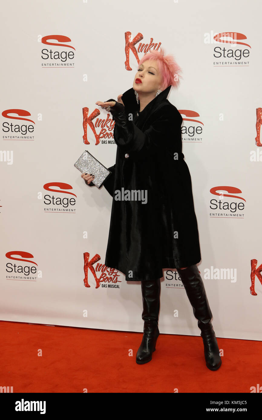 Hambourg, Allemagne. 06Th Dec, 2017. Cindy Lauper participant à la 'Kinky Boots' Premiere tenue au stade Operettenhaus, Hambourg, Allemagne, 03.12.2017. Credit : T. Marque/Alamy Live News Banque D'Images