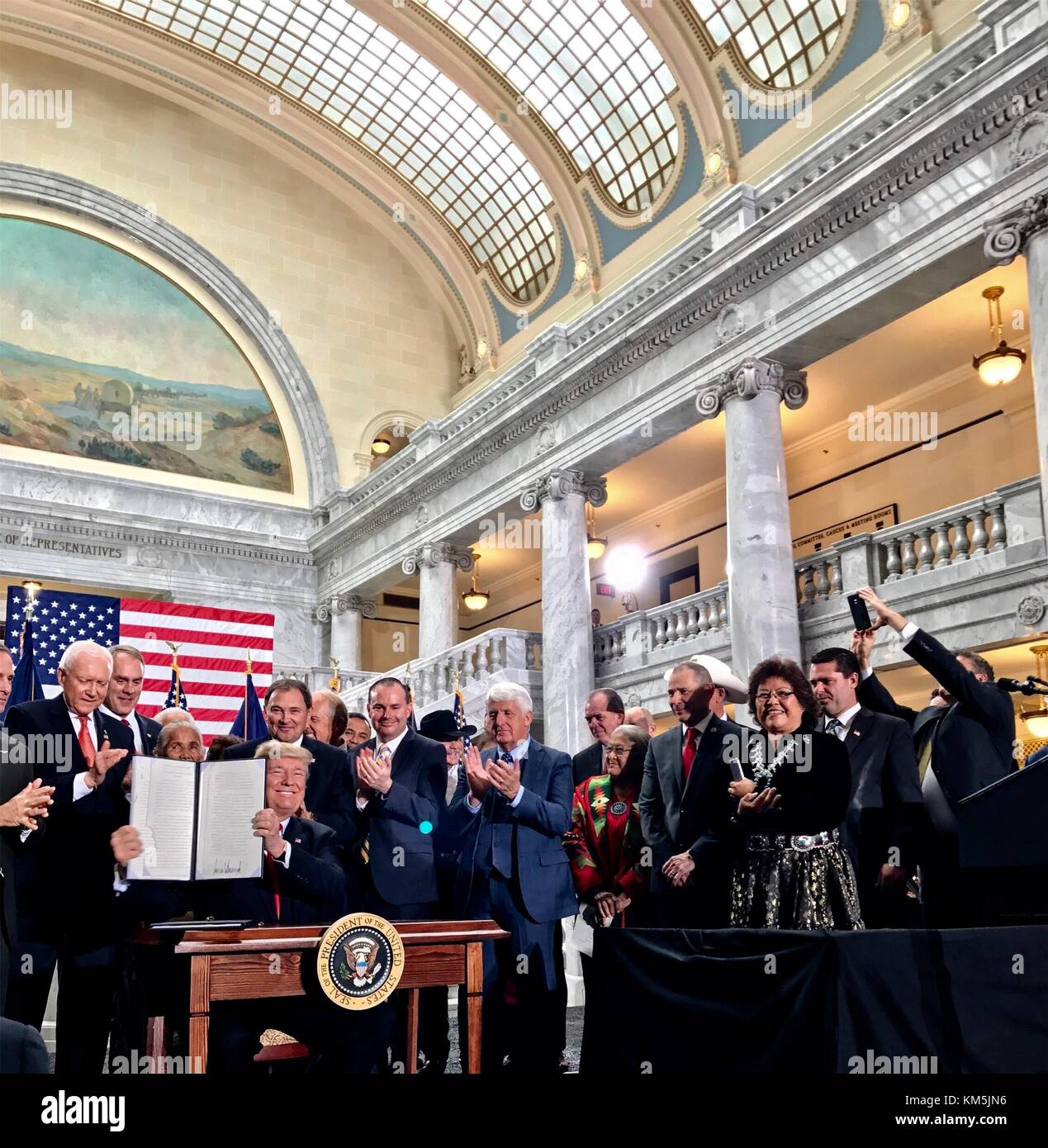 Salt Lake City, Utah. 4 décembre 2017. Le président américain Donald Trump sourit après avoir signé une proclamation réduisant massivement les oreilles des ours et les monuments nationaux Grand Staircase Escalante lors d'une cérémonie au Capitole de l'État de l'Utah le 4 décembre 2017 à Salt Lake City, Utah. Les aires naturelles protégées seront désormais ouvertes aux éleveurs et à l'exploration pétrolière. Crédit : Planetpix/Alamy Live News Banque D'Images