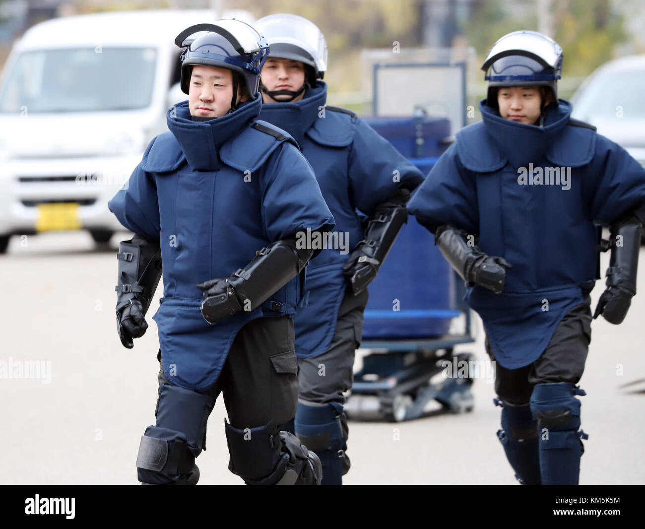 Lundi. 4 décembre 2017. 4 décembre 2017, Tokyo, Japon - des membres de l'unité d'élimination des bombes de la police métropolitaine de Tokyo participent à un exercice anti-terroriste au jardin zoologique d'Ueno à Tokyo, le lundi 4 décembre 2017. Quelque 50 policiers et le personnel du zoo ont participé à l'exercice. Crédit : Yoshio Tsunoda/AFLO/Alamy Live News Banque D'Images