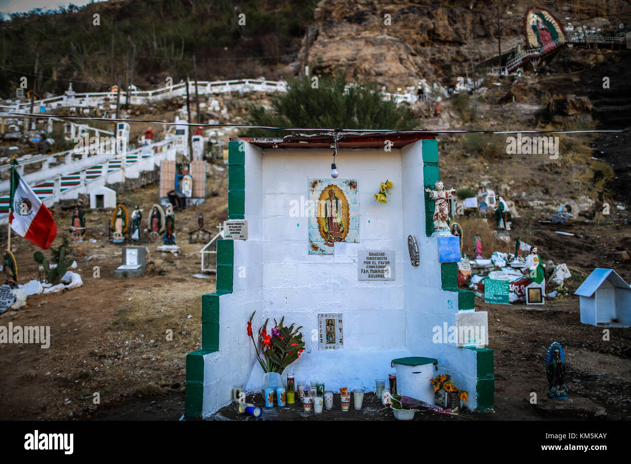 Dans les prochains jours le pèlerinage de croyants, fidèle et dévoué à la Vierge de Guadalupe, Mère de Jésus Christ, commence. Des dizaines de milliers sont utilisés année après année pour visiter un grand tableau de la Vierge compte dans le haut de l'Cerrito de la Vierge situé sur la rive d'Hermosillo Sonora de capital. Dans l'endroit au fil des ans de nombreux ont été faire leurs propres offres en tant que les bougies et l'installation de nombreuses figures de la céramique et du plâtre avec l'image de la Vierge Marie, Juan Diego, San Judas Tadeo, Jésus Malverde, parmi d'autres saints vénérés en plus pour monter diverses chapelles Banque D'Images Dans les prochains jours le pèlerinage de croyants, fidèle et dévoué à la Vierge de Guadalupe, Mère de Jésus Christ, commence. Des dizaines de milliers sont utilisés année après année pour visiter un grand tableau de la Vierge compte dans le haut de l'Cerrito de la Vierge situé sur la rive d'Hermosillo Sonora de capital. Dans l'endroit au fil des ans de nombreux ont été faire leurs propres offres en tant que les bougies et l'installation de nombreuses figures de la céramique et du plâtre avec l'image de la Vierge Marie, Juan Diego, San Judas Tadeo, Jésus Malverde, parmi d'autres saints vénérés en plus pour monter diverses chapelles Banque D'Images