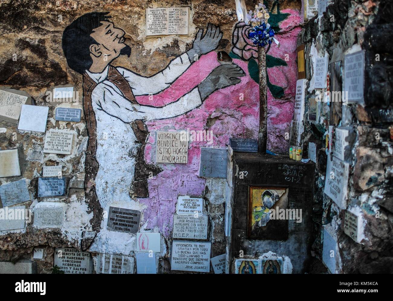 Dans les prochains jours le pèlerinage de croyants, fidèle et dévoué à la Vierge de Guadalupe, Mère de Jésus Christ, commence. Des dizaines de milliers sont utilisés année après année pour visiter un grand tableau de la Vierge compte dans le haut de l'Cerrito de la Vierge situé sur la rive d'Hermosillo Sonora de capital. Dans l'endroit au fil des ans de nombreux ont été faire leurs propres offres en tant que les bougies et l'installation de nombreuses figures de la céramique et du plâtre avec l'image de la Vierge Marie, Juan Diego, San Judas Tadeo, Jésus Malverde, parmi d'autres saints vénérés en plus pour monter diverses chapelles Banque D'Images Dans les prochains jours le pèlerinage de croyants, fidèle et dévoué à la Vierge de Guadalupe, Mère de Jésus Christ, commence. Des dizaines de milliers sont utilisés année après année pour visiter un grand tableau de la Vierge compte dans le haut de l'Cerrito de la Vierge situé sur la rive d'Hermosillo Sonora de capital. Dans l'endroit au fil des ans de nombreux ont été faire leurs propres offres en tant que les bougies et l'installation de nombreuses figures de la céramique et du plâtre avec l'image de la Vierge Marie, Juan Diego, San Judas Tadeo, Jésus Malverde, parmi d'autres saints vénérés en plus pour monter diverses chapelles Banque D'Images