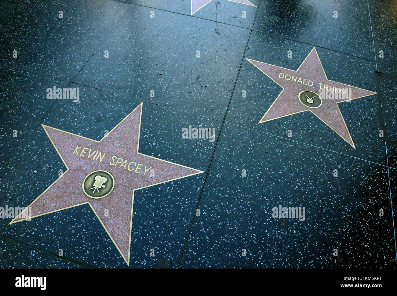 HOLLYWOOD, CA - 4 décembre : une vue générale de l'atmosphère de Kevin Spacey Star et l'atout de Donald étoile sur le Hollywood Walk of Fame sur Hollywood Boulevard le 4 décembre 2017 à Hollywood, Californie. Photo de Barry King/Alamy Live News Banque D'Images