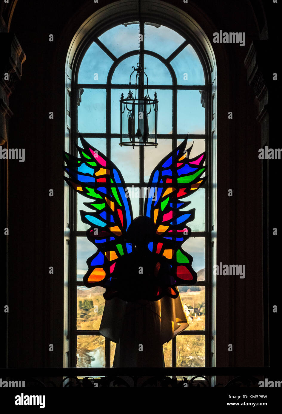 Le château Howard, au Royaume-Uni. 5 Décembre, 2017. 'Ange' sur l'affichage de Noël inspiré par Château Howards collections d'art, architecture et intérieurs, c'est la vision de Charlotte producteur créatif Lloyd Webber et théâtrale designer Bretta Gerecke. Le verre coloré est utilisé pour créer des ailes d'anges multicolores se contre les fenêtres de la chambre. L'exposition est présentée jusqu'au 23 décembre. Bailey-Cooper Photo Photography/Alamy Live News Banque D'Images