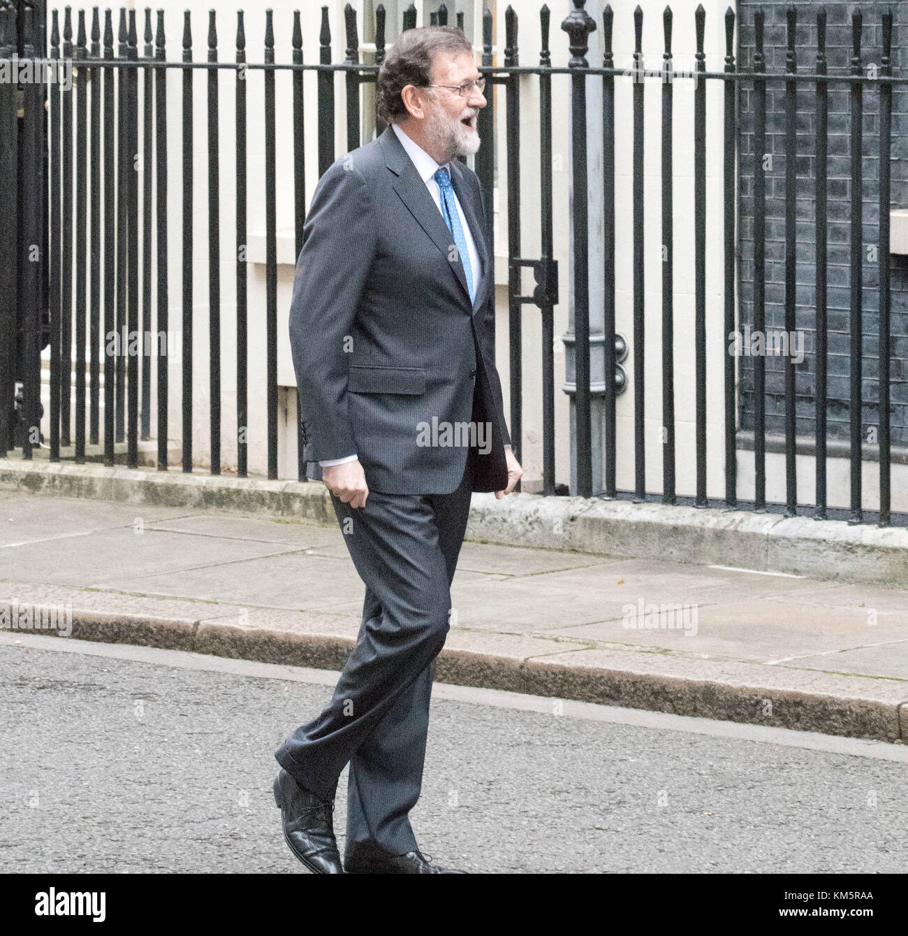 Londres, Royaume-Uni. 5 décembre, 2017. Le premier ministre espagnol Mariano Rajoy arrive à Downing Street pour répondre pm theresa peut, par l'entrée arrière à cause de manifestants catalans de bloquer l'avant de Downing Street crédit : Ian Davidson/Alamy live news Banque D'Images