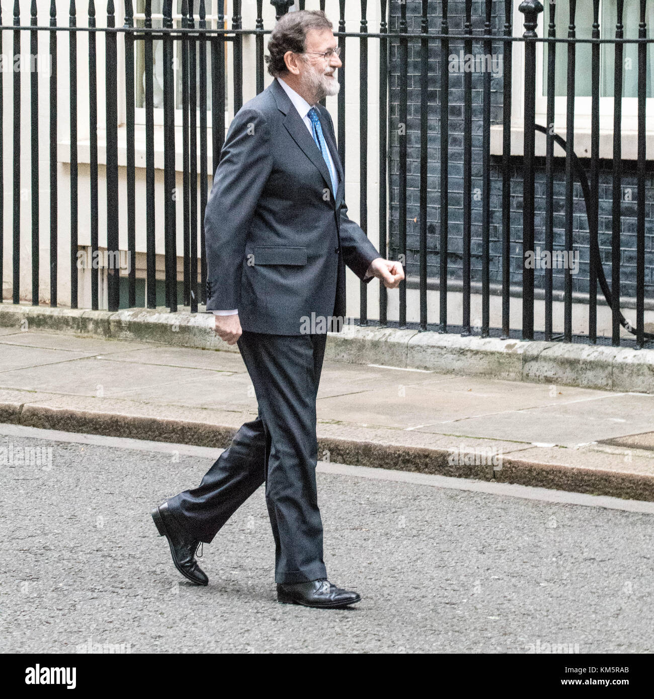 Londres, Royaume-Uni. 5 décembre, 2017. Le premier ministre espagnol Mariano Rajoy arrive à Downing Street pour répondre pm theresa peut, par l'entrée arrière à cause de manifestants catalans de bloquer l'avant de Downing Street crédit : Ian Davidson/Alamy live news Banque D'Images