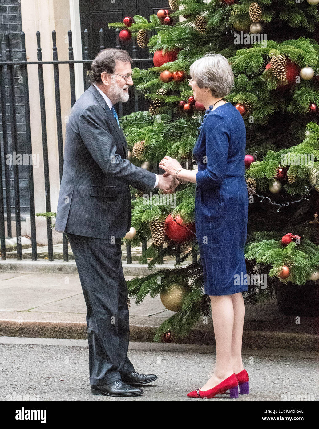 Londres, Royaume-Uni. 5 décembre, 2017. Le premier ministre espagnol Mariano Rajoy est accueilli par le premier ministre Theresa mai à Downing Street par l'entrée arrière à cause de manifestants catalans de bloquer l'avant de Downing Street crédit : Ian Davidson/Alamy live news Banque D'Images