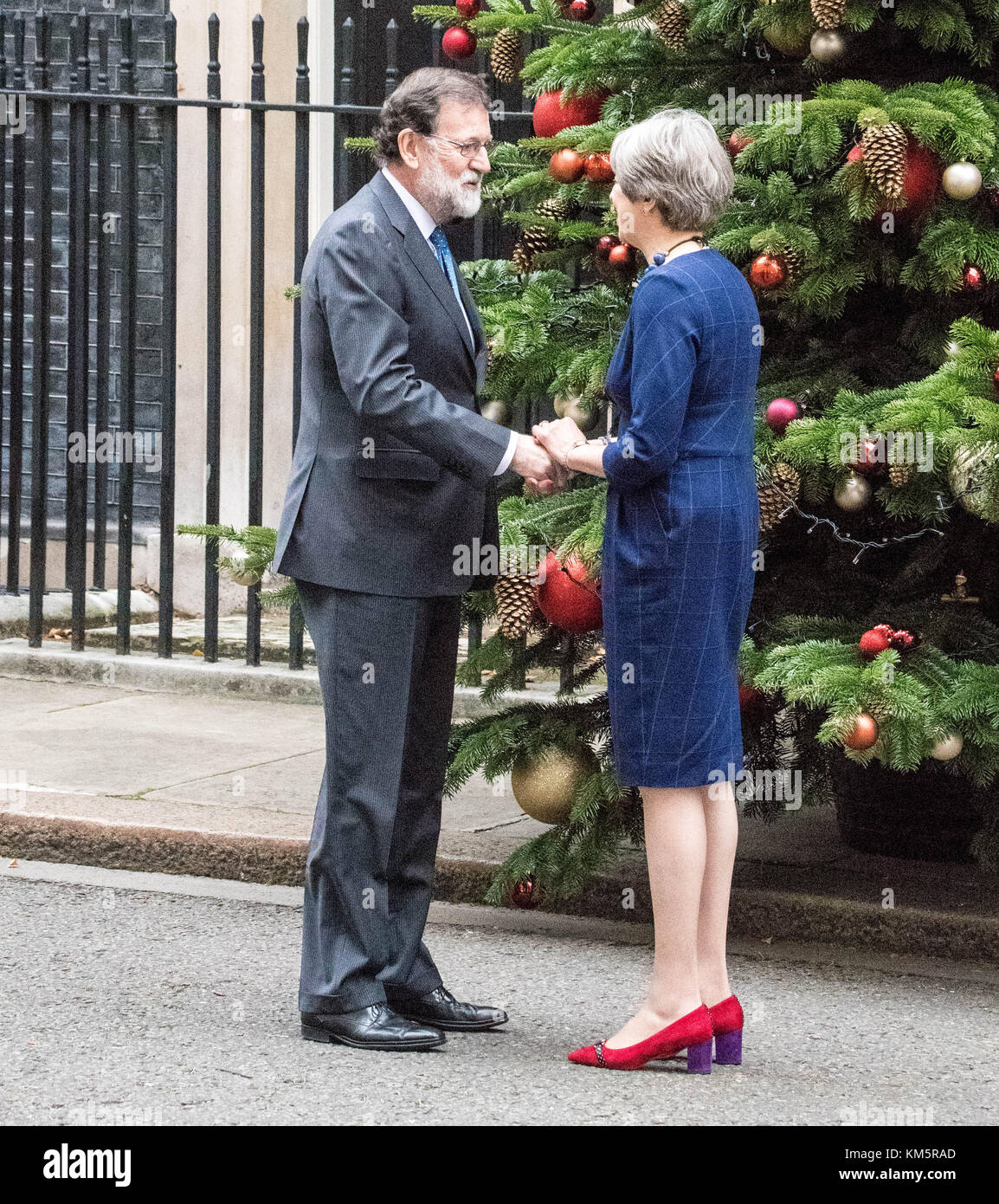 Londres, Royaume-Uni. 5 décembre, 2017. Le premier ministre espagnol Mariano Rajoy est accueilli par le premier ministre Theresa mai à Downing Street par l'entrée arrière à cause de manifestants catalans de bloquer l'avant de Downing Street crédit : Ian Davidson/Alamy live news Banque D'Images