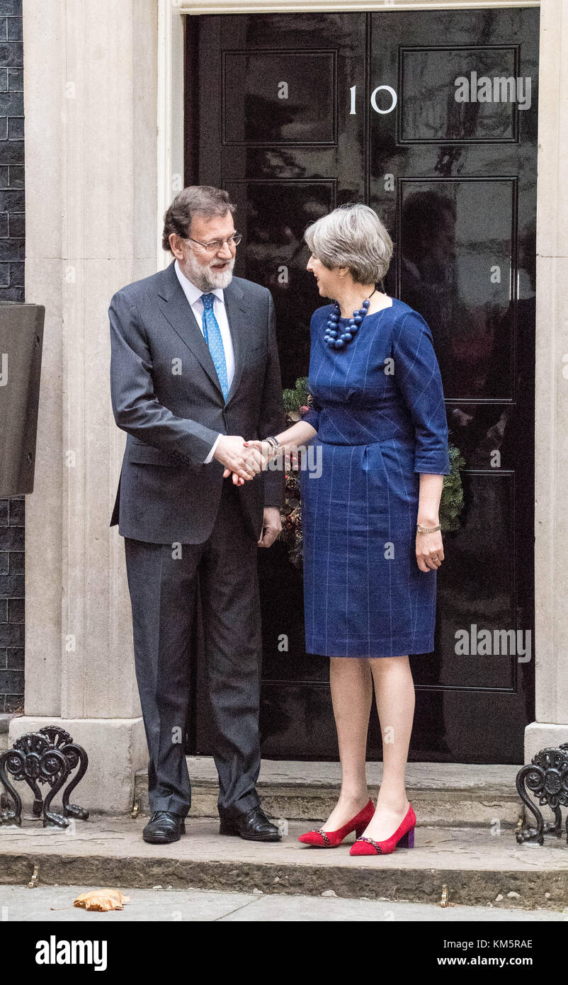 Londres, Royaume-Uni. 5 décembre, 2017. Le premier ministre espagnol Mariano Rajoy est accueilli par le premier ministre Theresa mai à Downing Street par l'entrée arrière à cause de manifestants catalans de bloquer l'avant de Downing Street crédit : Ian Davidson/Alamy live news Banque D'Images