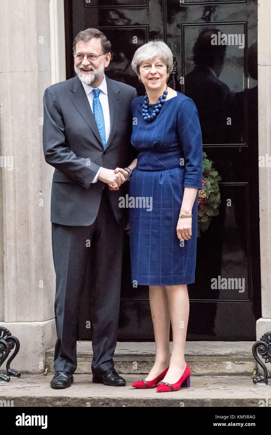 Londres, Royaume-Uni. 5 décembre, 2017. Le premier ministre espagnol Mariano Rajoy est accueilli par le premier ministre Theresa mai à Downing Street par l'entrée arrière à cause de manifestants catalans de bloquer l'avant de Downing Street crédit : Ian Davidson/Alamy live news Banque D'Images