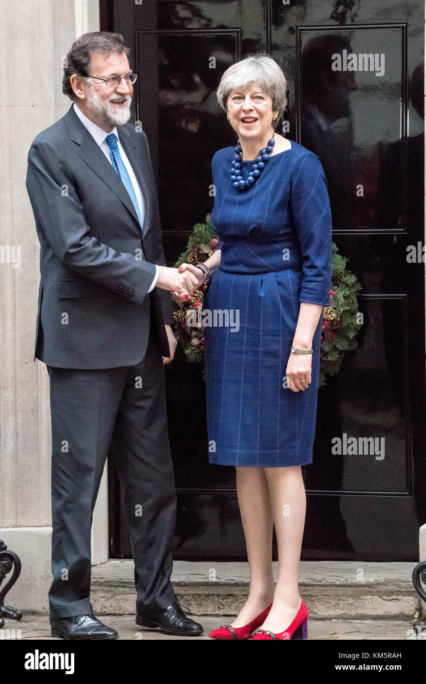 Londres, Royaume-Uni. 5 décembre, 2017. Le premier ministre espagnol Mariano Rajoy est accueilli par le premier ministre Theresa mai à Downing Street par l'entrée arrière à cause de manifestants catalans de bloquer l'avant de Downing Street crédit : Ian Davidson/Alamy live news Banque D'Images