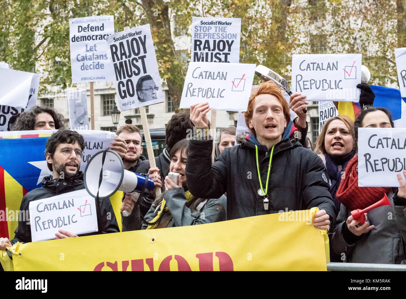 Londres, Royaume-Uni. 5th décembre 2017. Des manifestants catalans bloquent Downing Street pour protester contre la visite du Premier ministre espagnol Marino Rajoy crédit: Ian Davidson/Alay Live News Banque D'Images