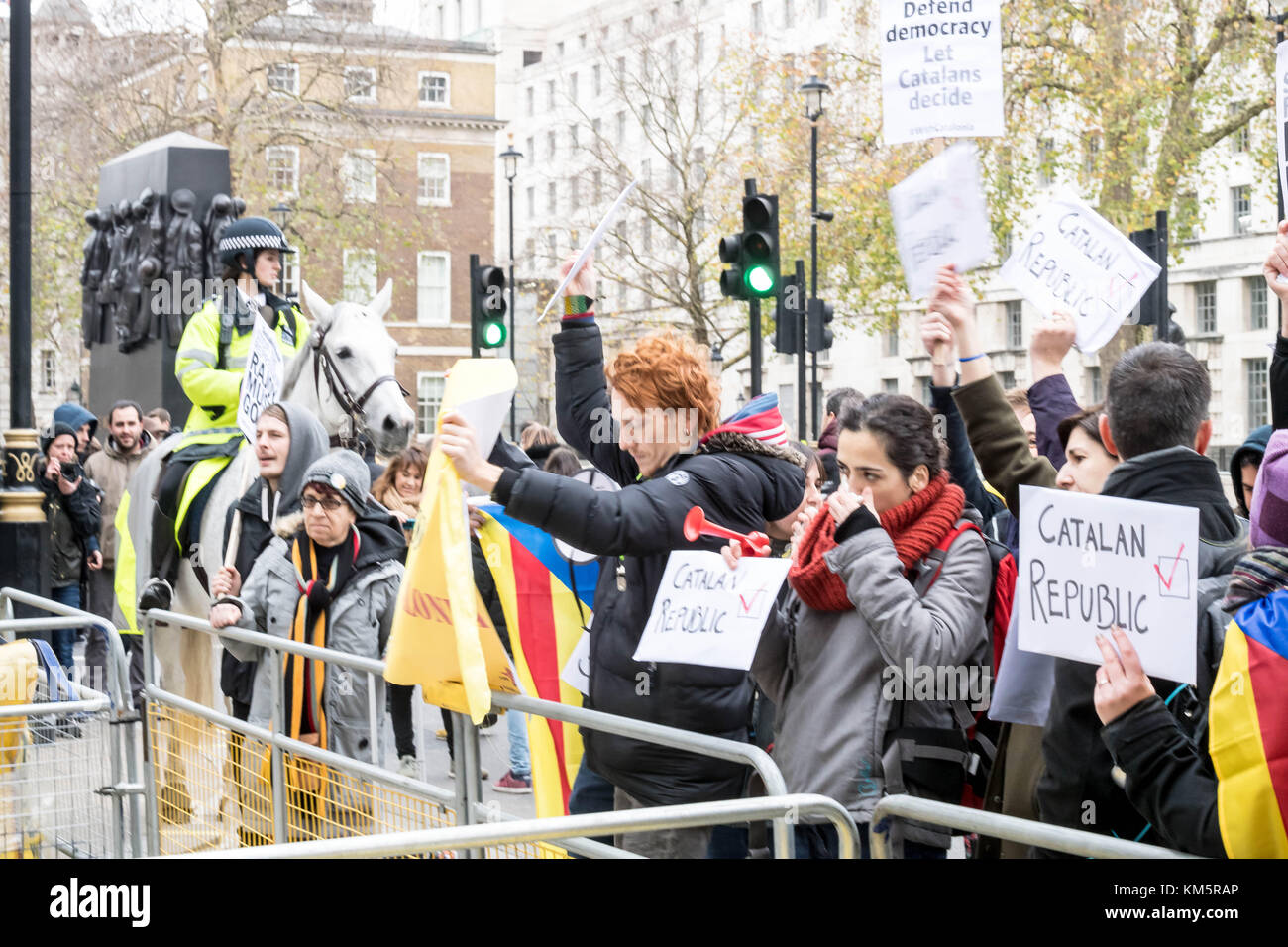 Londres, Royaume-Uni. 5 décembre, 2017. catalan blocus manifestants Downing Street pour protester contre la visite du premier ministre espagnol marino rajoy crédit : Ian Davidson/Alamy live news Banque D'Images